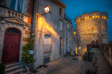 ancienne fortification centre historique de la Rochelle en France au couché du soleil