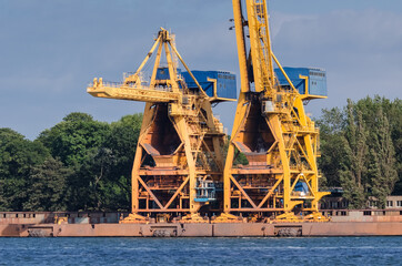 GANTRY CRANE - Machines and reloading infrastructure of a seaport