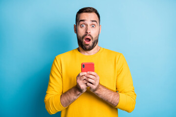 Photo portrait of shocked student staring keeping mobile phone opened mouth hater dislike isolated...