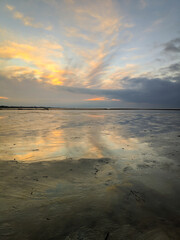 Sonnenuntergang an der Nordsee im Wattenmeer bei Ebbe 