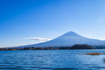 Fototapeta premium 山梨県の河口湖と富士山