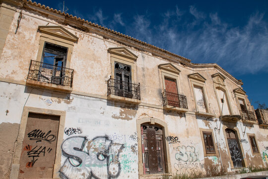 Fachada de edificio abandonado en Albufeira, Portugal