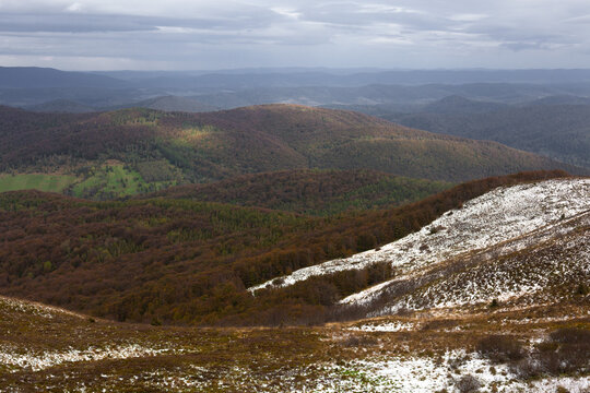 Delikatne wzg&oacute;rza przypruszone pierwszym zimowym śniegiem, Bieszczady, Polska, 