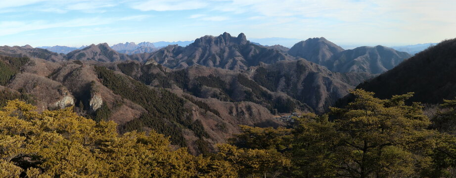 View from the top of Mt. Kurotaki (Nammoku Village), Gunma Prefecture (late autumn / early winter)(panorama) 群馬県・黒瀧山(南牧村)頂上からの眺望 (晩秋/初冬)(パノラマ)