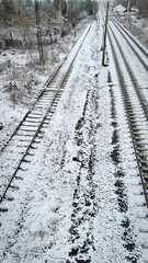 Widok na ośnieżone tory kolejowe © michalsen