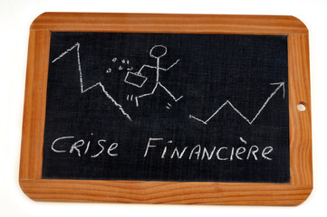 Concept de crise financière avec un businessman courant sur un graphique dessiné sur une ardoise d'école