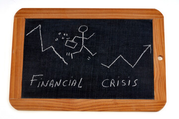 Concept de crise financière avec un businessman courant sur un graphique dessiné sur une ardoise...
