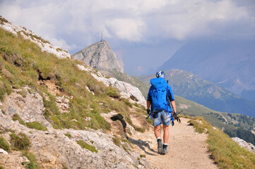 Dziewczyna na górskim szlaku, Dolomity, Włochy © Marta