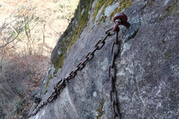 Climbing ground on the mountain trail (late autumn / early winter) 登山道のクサリ場 (晩秋/初冬)