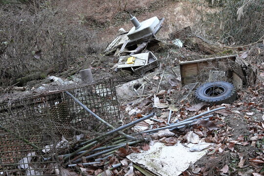 Garbage dumped in the mountains (illegal dumping / industrial waste) 山中に捨てられたゴミ (不法投棄・産業廃棄物)