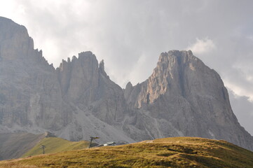 Widok na ostre, góskie szczyty skąpane w słońcu, Dolomity, Włochy