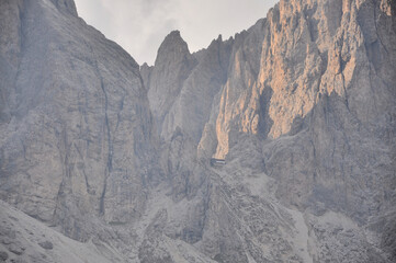 Pionowe górskie ściany Sassolungo, Dolomity, Włochy - obrazy, fototapety, plakaty