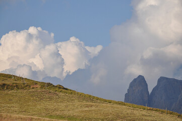 Majestatyczne chmury nad górskimi szczytami, Dolomity, Włochy - obrazy, fototapety, plakaty