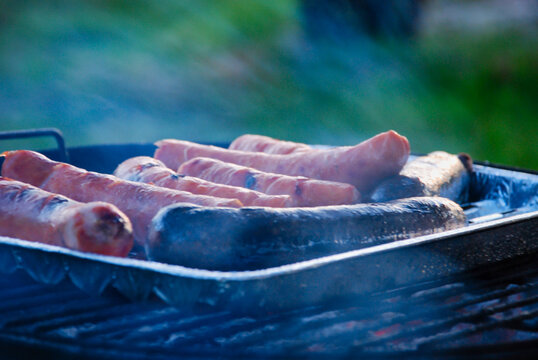 tacka z kiełbasa i kaszanka na grillu