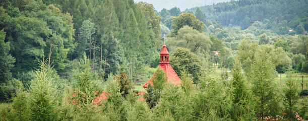 Kościół ukryty wśród drzew w Bieszczadach