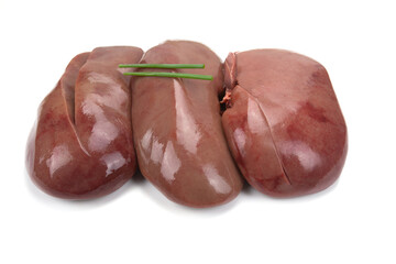 rognons de porc cru isolé sur un fond blanc