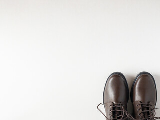 茶色い編み上げブーツ白背景