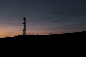 夜明けの風景　堤防と送電線の鉄塔