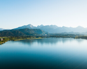 Sommerliches Alpenpanorama beim Forggensee in Bayern