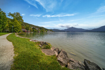 Uferpromenade und Park der Gemeinde Mondsee am Mondsee, Austria