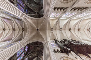 Dachansicht der hochgotischen Kathedrale von Chartres in Frankreich - obrazy, fototapety, plakaty