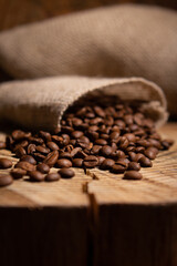 Grãos de café em madeira