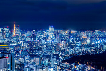 高層ビルが立ち並ぶ都会の夜景