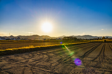 Obraz premium 夕暮れの空と山と畑