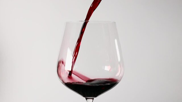 Der trockene Rotwein wird in ein gut beleuchtetes, sauberes Weinglas gegossen. Details, wie man Rotwein in ein Glas gie&szlig;t