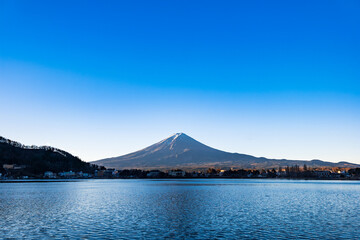 河口湖から眺める冬の富士山