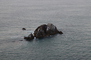 Fototapeta premium 愛知県の海にある大きい岩