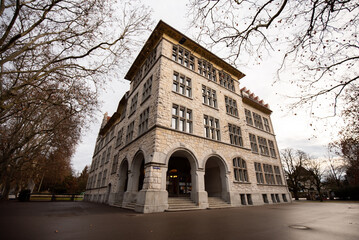 Altes Bauwerk, schöne Architektur und Fassade - Geiselweid Schule in Winterthur, Zürich