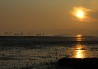 Naklejka premium Sunrise in winter over Orwell River near Ipswich in Suffolk, East of England