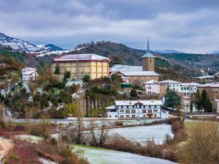 pueblo nevado de montaña