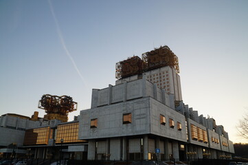 Fototapeta premium Moscow Academy of Sciences on Leninsky Prospekt during sunset