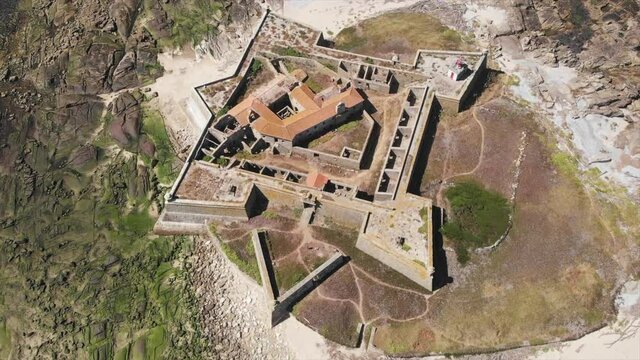 fortalezade insua en isla con arena