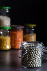 Glasbehälter mit ungekochten Erbsen für die nachhaltige Vorratshaltung