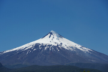 Vue sur le sommet enneigé du volcan Villarrica au Chili