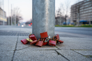 Nahaufnahme: Rote Schlösser an einem Laternenpfahl