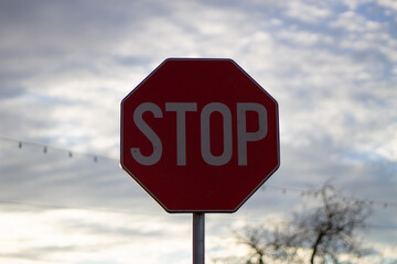 Obraz premium stop sign on blue sky