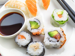 assiette de sushi et maki accompagné de sauce soja