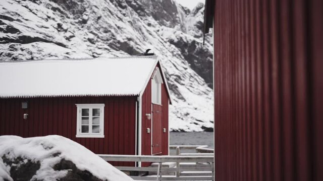 Casa roja solitaria en pueblo nordico &Aring; , invierno en Islas Lofoten