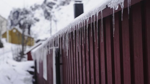 Estalactitas en casa roja n&oacute;rdica, invierno en islas lofoten