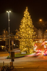 Beleuchteter Weihnachtsbaum am Schweizerhofquai, Luzern, Schweiz