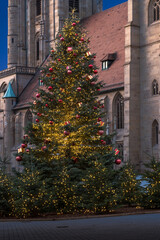 Christbaum vor der Kilianskirche in Heilbronn