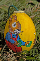 Gelbes Osterei bemalt