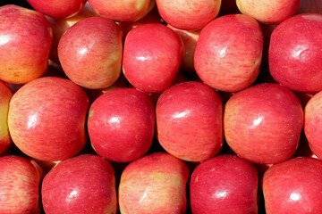 red apples on the market