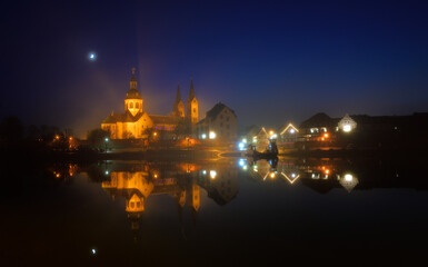 Spiegelung der Einhards Basilika von Seligenstadt im Main