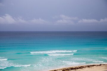 Fototapeta na wymiar Beach and waves in cancun Mexico