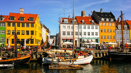 Fototapeta na wymiar The colorful port of Nyhavn in Copenhagen, Denmark